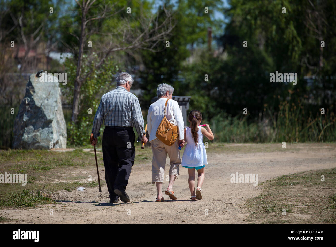 Großeltern und Enkeltochter einen Spaziergang, Novato, Kalifornien, USA Stockfoto