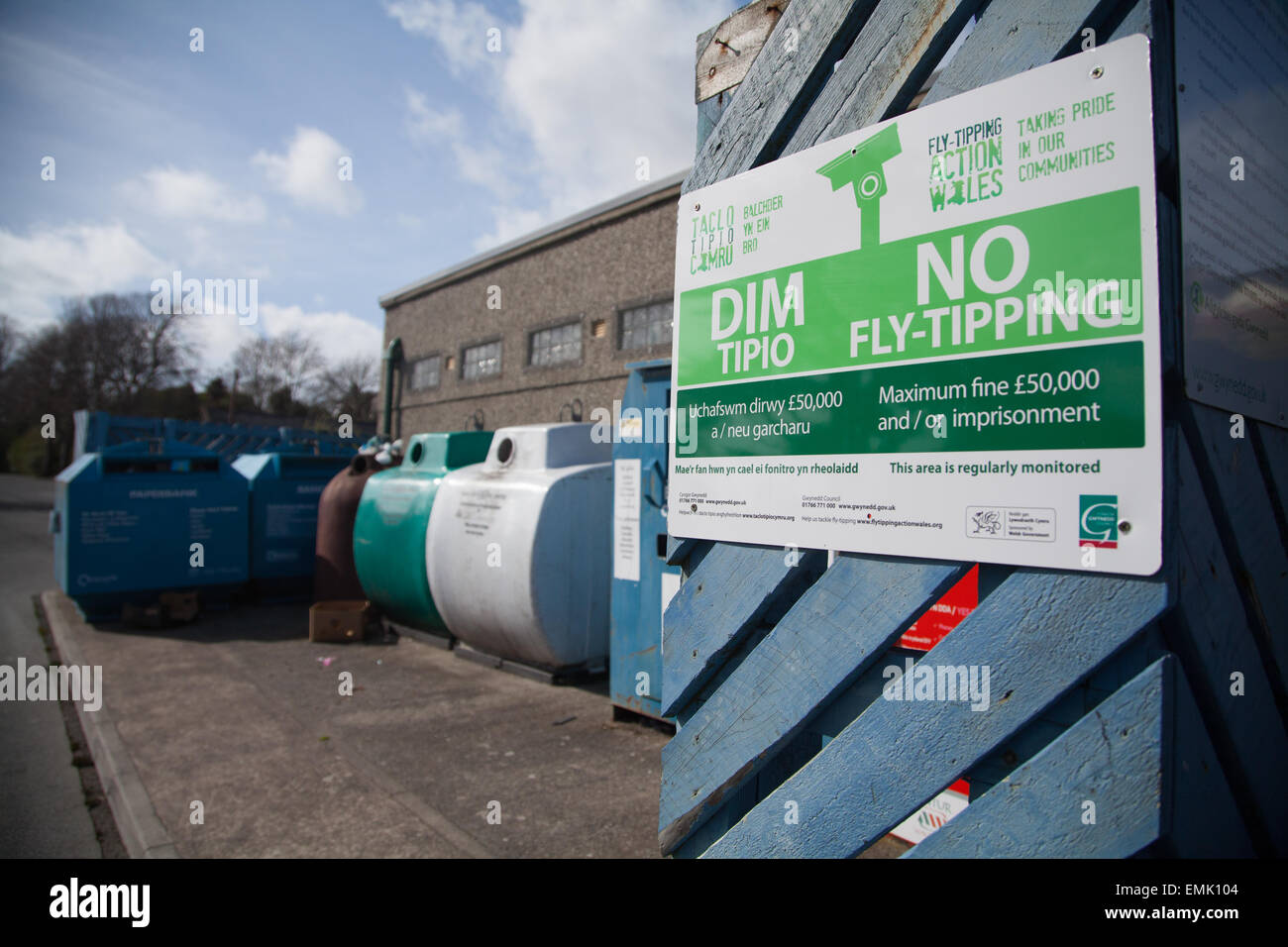 "Keine Flytipping / Dim Tipico" Welsh / Englisch / zweisprachige Schilder an einem Punkt Rückstand auf öffentlichen Toiletten recycling Gwynedd-Rat Stockfoto