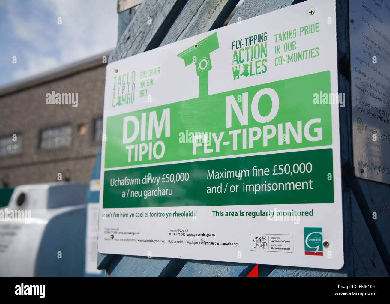 "Keine Flytipping / Dim Tipico" Welsh / Englisch / zweisprachige Schilder an einem Punkt Rückstand auf öffentlichen Toiletten recycling Gwynedd-Rat Stockfoto