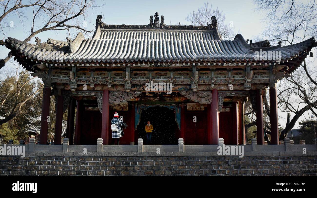Peking, China. 11. Dezember 2014. Foto aufgenommen am 11. Dezember 2014 zeigt eine leistungsstarke Bühne in Jinci Tempel von Taiyuan, Shanxi Provinz Nord-China. Chinas darstellende Bühne ist ein wesentlicher Bestandteil der traditionellen chinesischen Architektur. Am besten erhaltene antike Phasen wurden in Mingdynastie (1368-1644) und Qing-Dynastie (1644-1911) gebaut. Es besteht im Allgemeinen aus indoor und outdoor. Die wichtigsten Baumaterialien sind Holz, Ziegel und Stein. Seine einzigartige Akustik-Eigenschaft ist ein wichtiges Objekt für Experten geworden. © Wang Song/Xinhua/Alamy Live-Nachrichten Stockfoto
