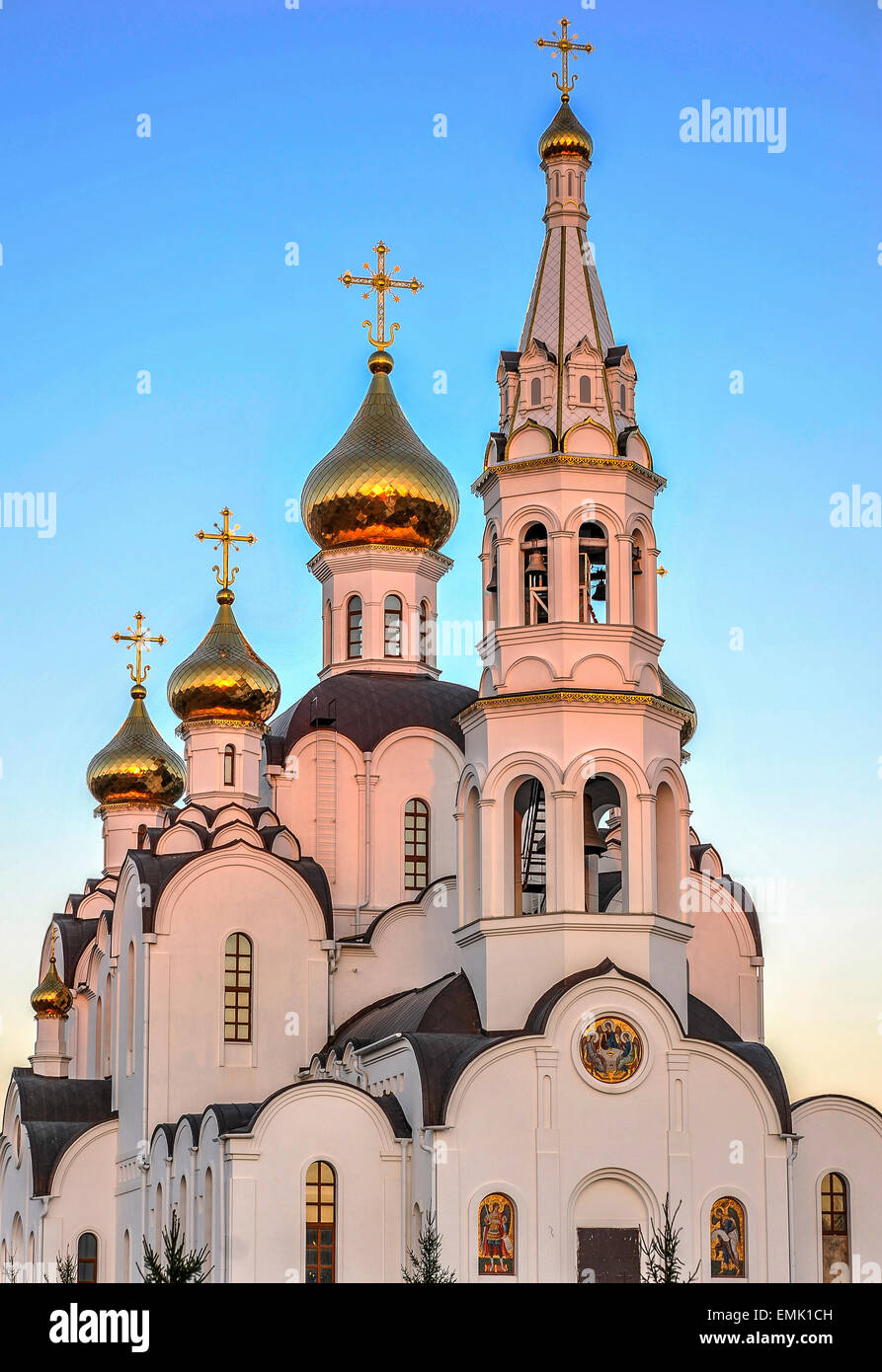 Pyatiprestolny Trinity Church in Iver Kloster in Rostow - am - Don. Die Abendsonne vergoldet Mauern des Tempels. Stockfoto