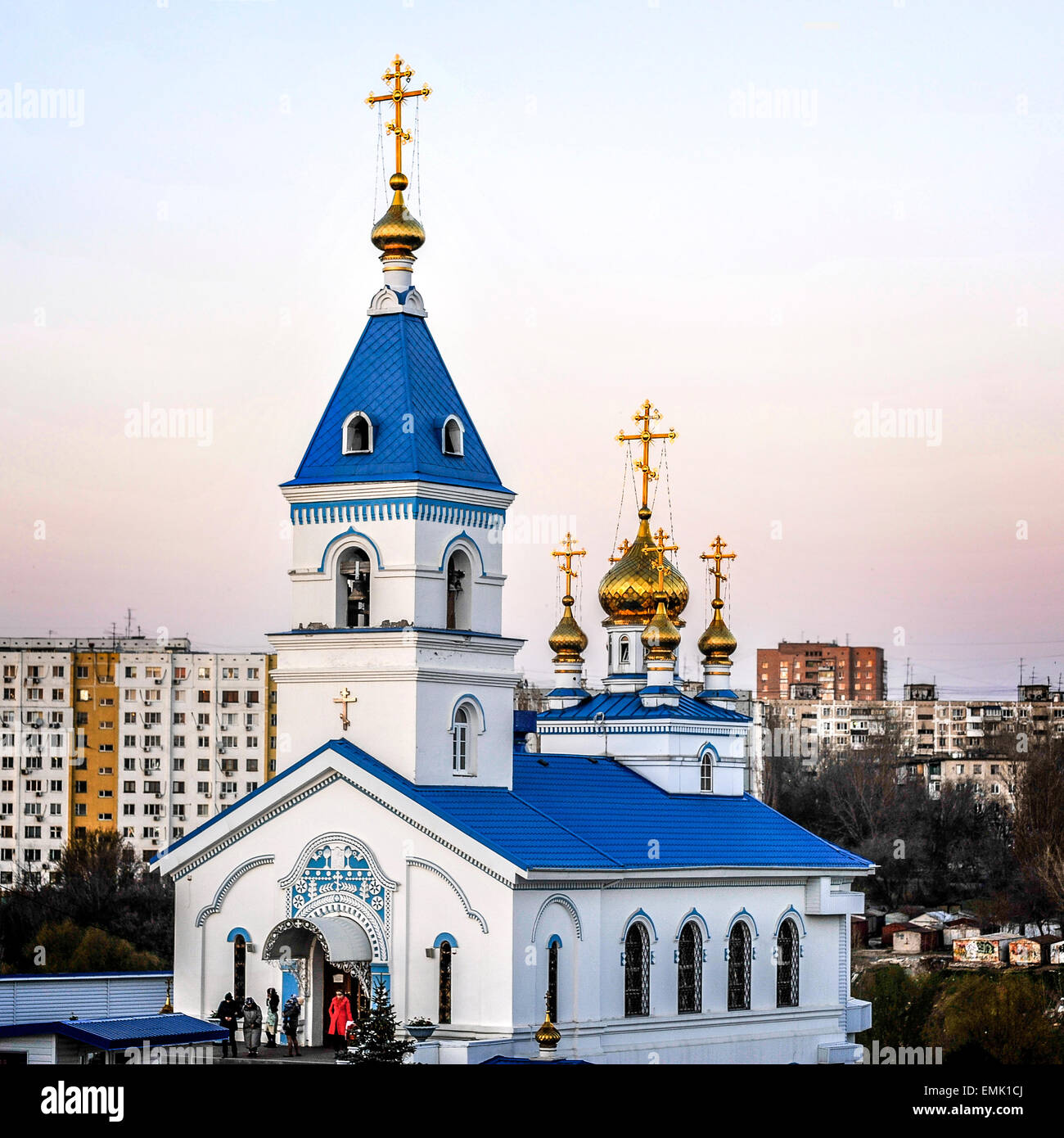 Rostow am Don. Kloster St. Iver. Kirche der iberischen Ikone der Mutter Gottes. Die Abendsonne vergoldet Mauern des Tempels. Stockfoto