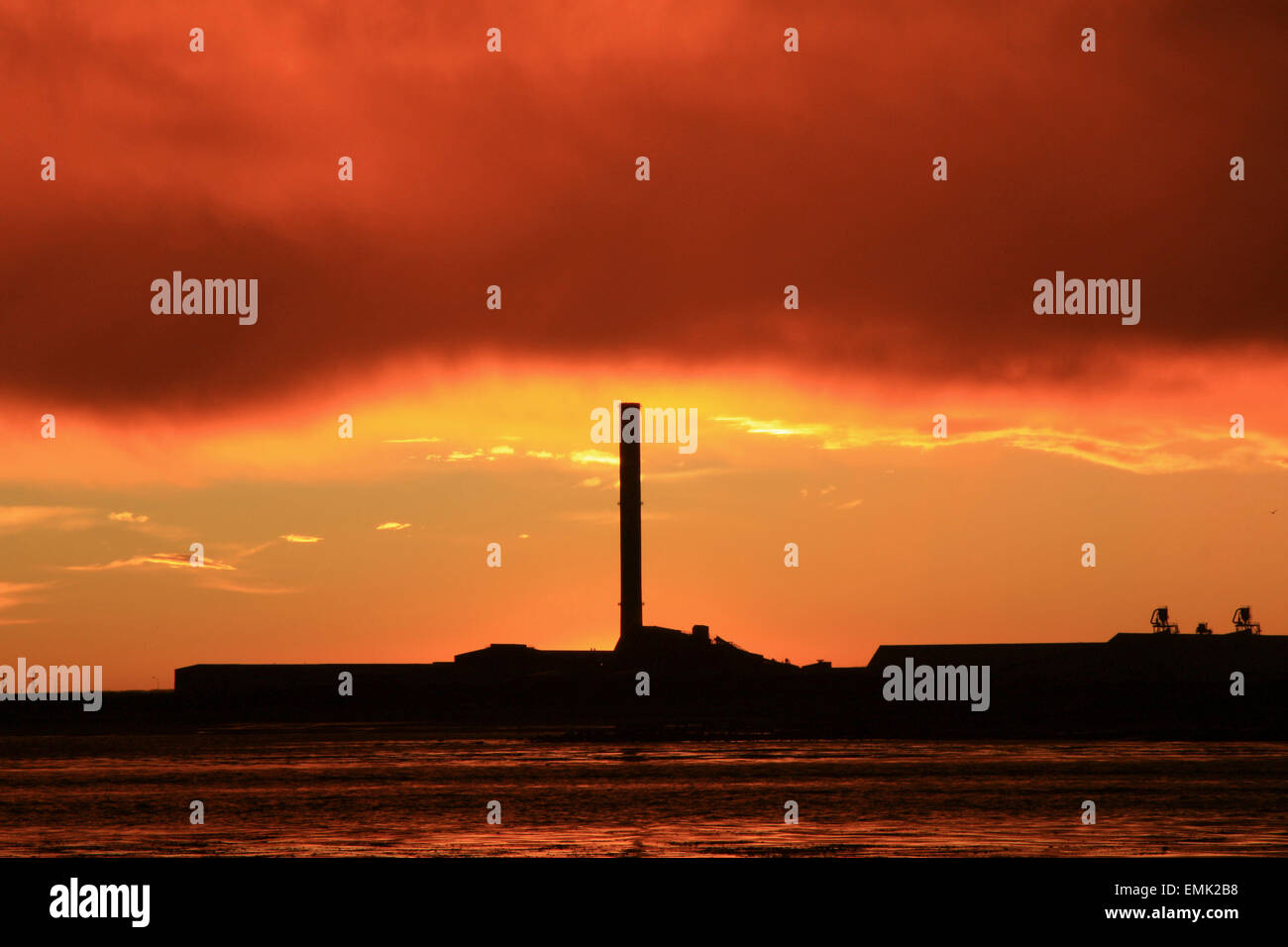 eine lebendige Sonnenaufgang mit Blick auf Bluff Aluminiumschmelze Neuseeland Stockfoto