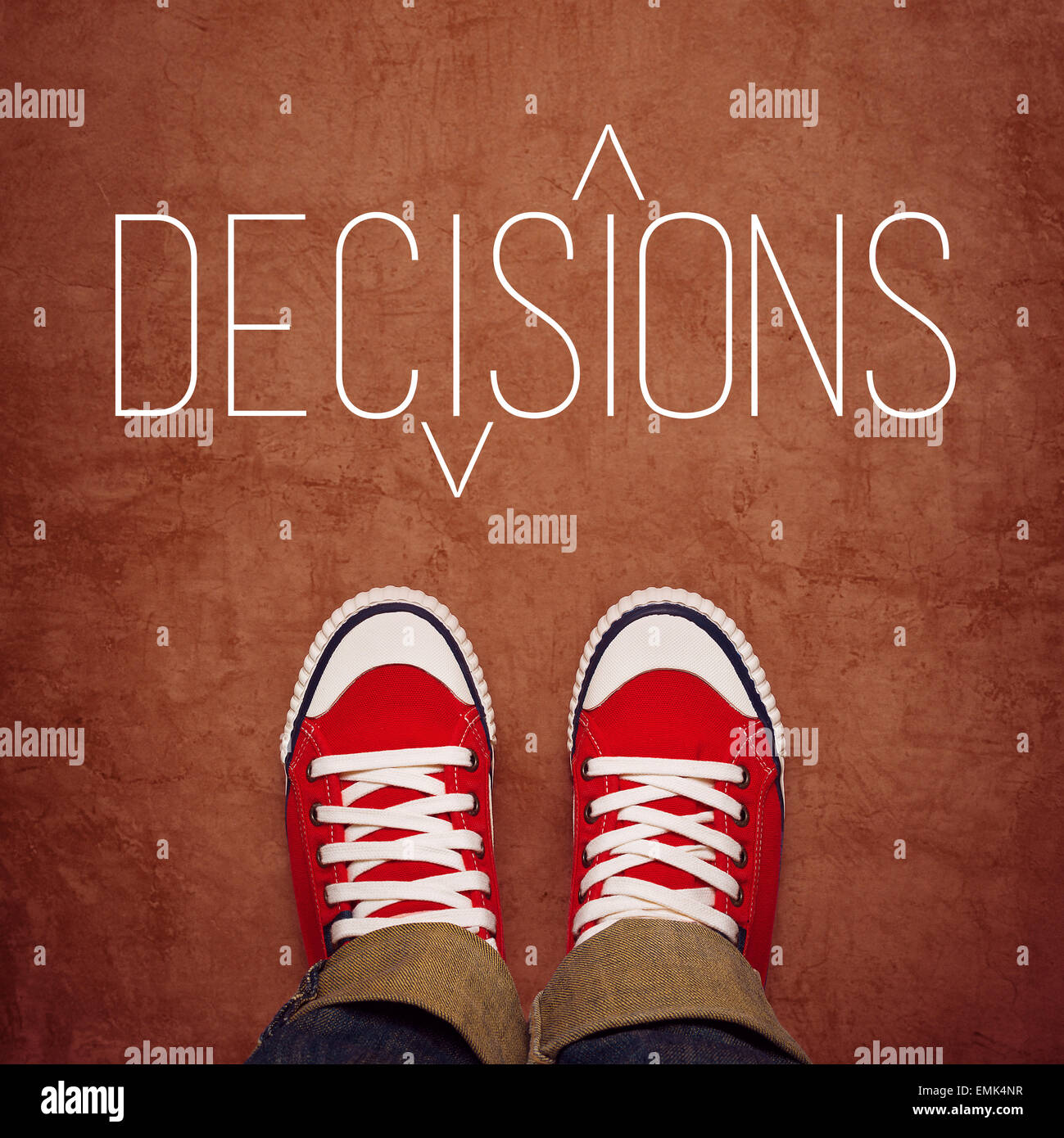 Jugend-Entscheidungsfindung Konzept, Füße in roten Turnschuhen von oben stehend am Boden mit Decisons Titel gedruckt, Draufsicht Stockfoto