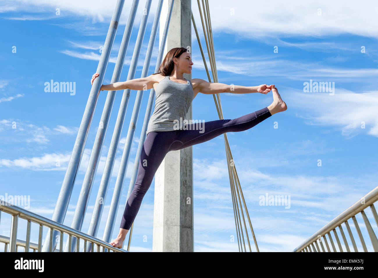 Ausgestreckte Hand zur Großzehe Yoga-Pose auf einer Brücke, San Diego, Kalifornien durchgeführt Stockfoto
