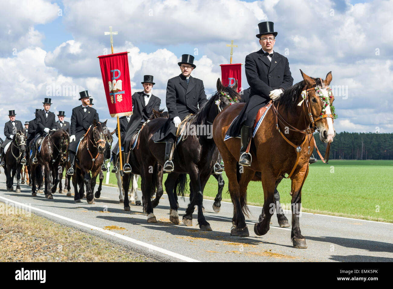 Prozession zu Pferde, sorbische kulturelle Tradition am Ostersonntag, gefolgt von Hunderten von Männern, Ralbitz, Sachsen, Deutschland Stockfoto