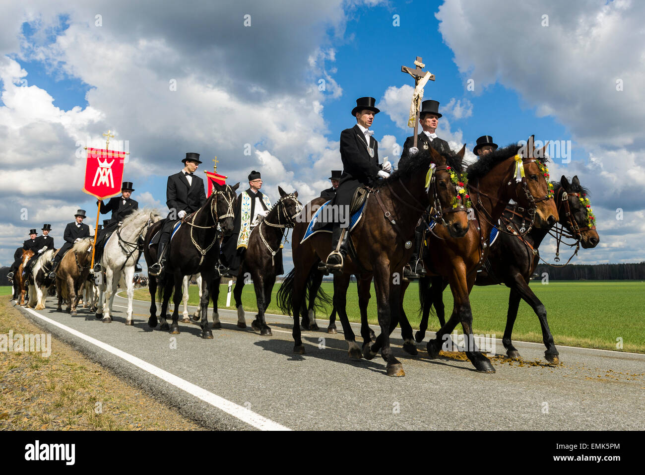 Prozession zu Pferde, sorbische kulturelle Tradition am Ostersonntag, gefolgt von Hunderten von Männern, Ralbitz, Sachsen, Deutschland Stockfoto