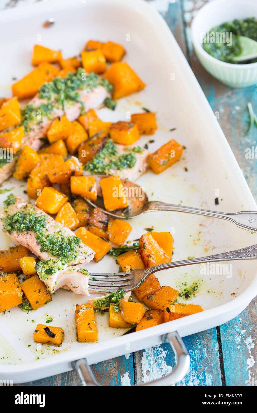 Gesundes Gericht mit Petersilie Pesto und frisches Lachsfilet Stockfoto