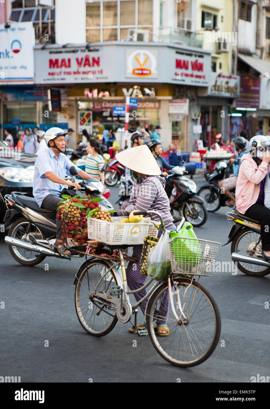 Vietnamesischen Verkäufer Verkauf von Lebensmitteln auf den Straßen von Ho-Chi-Minh-Stadt Stockfoto