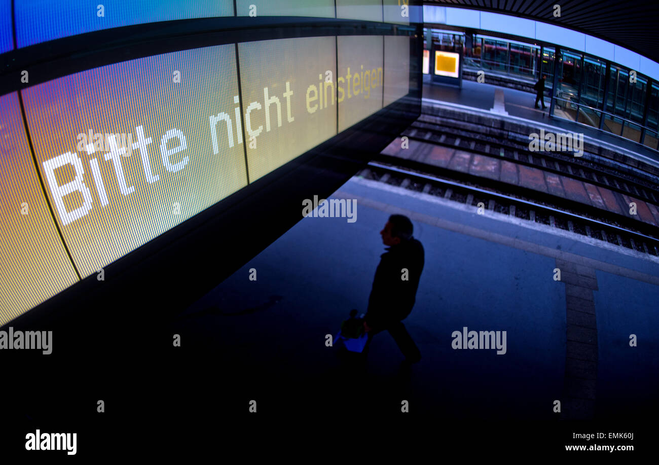 Display Board Deutsche Bahn Train Stockfotos und bilder