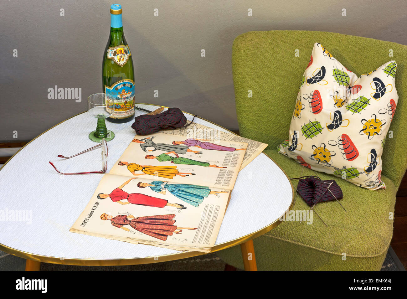 Bestuhlung Platz der 1950er Jahre für die Dame, mit Tisch, Wein und eine stricken Magazin, spezielle Ausstellung "sterben Stockfoto