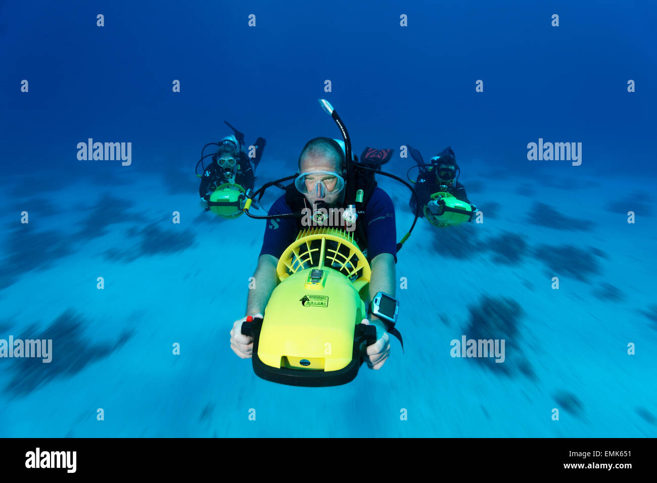Taucher mit Diver Propulsion Fahrzeuge erkunden ein Korallenriff, Soma Bay, Hurghada, Ägypten, Rotes Meer Stockfoto