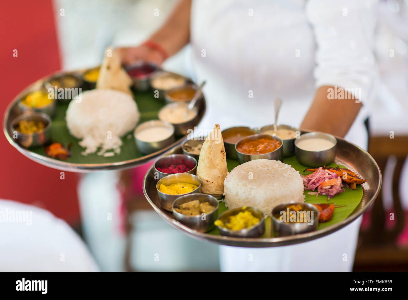 Koch mit zwei South Indian Thalis, Gourmet-Restaurant Malabar Junction, Boutique Hotel Malabar House, Fort Kochi, Kerala, Indien Stockfoto