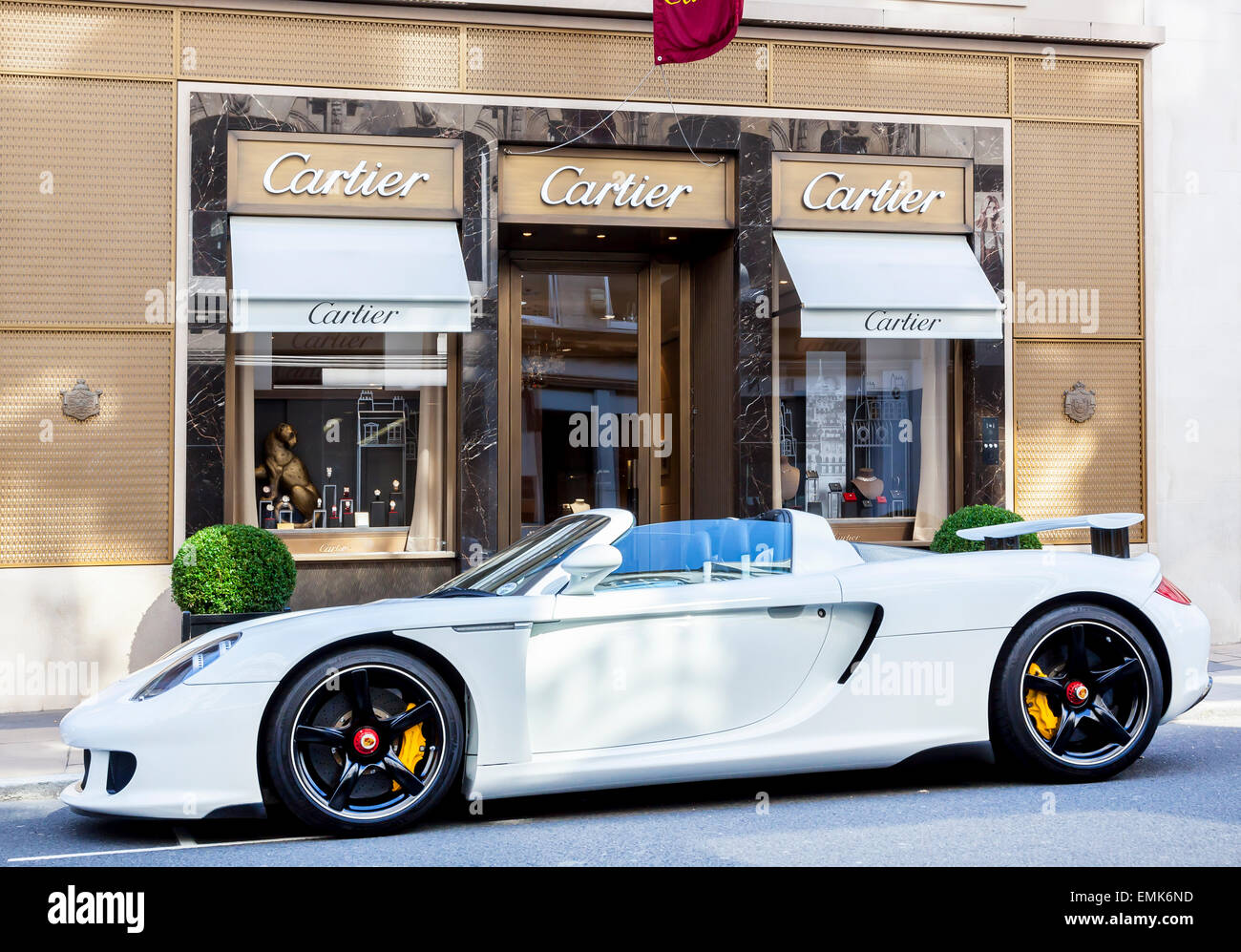 Porsche Carrera GT parkte vor Cartier Schmuck Shop, London, England, Vereinigtes Königreich Stockfoto