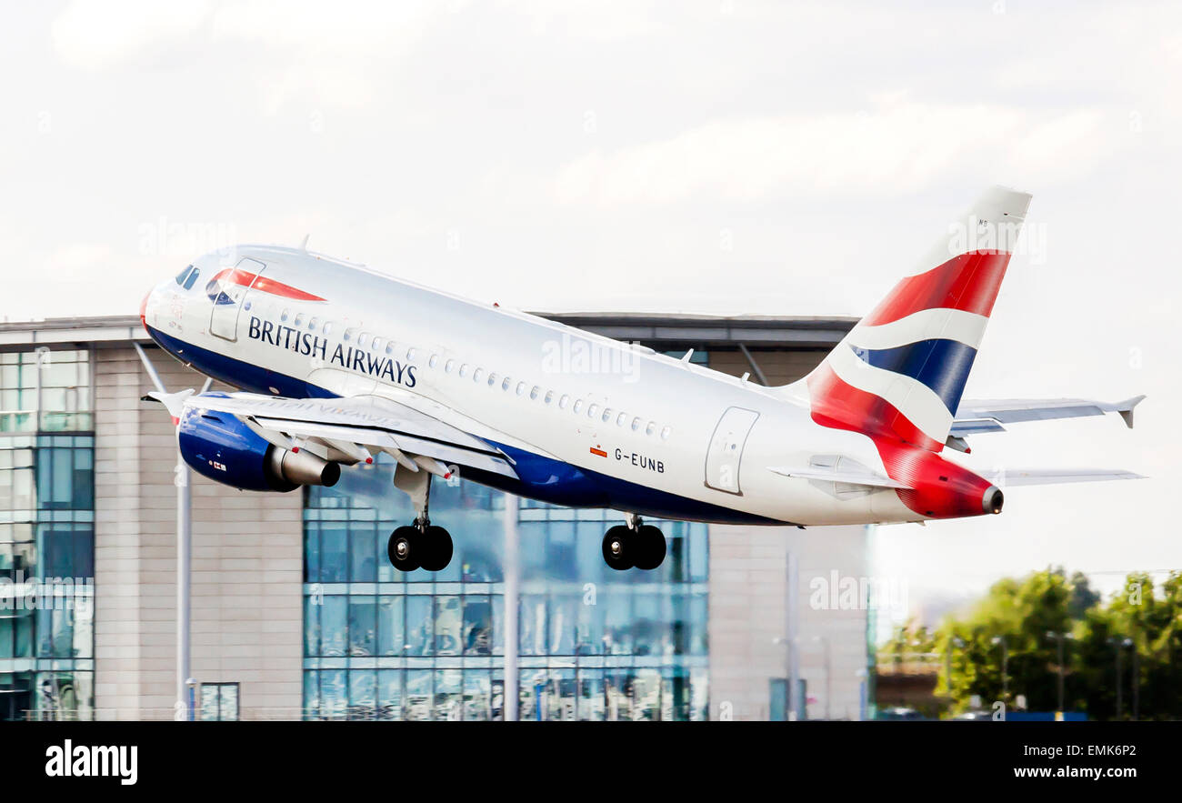 Airbus A318-112 der britischen Fluggesellschaft British Airways ausziehen, London City Airport, London, England, Vereinigtes Königreich Stockfoto