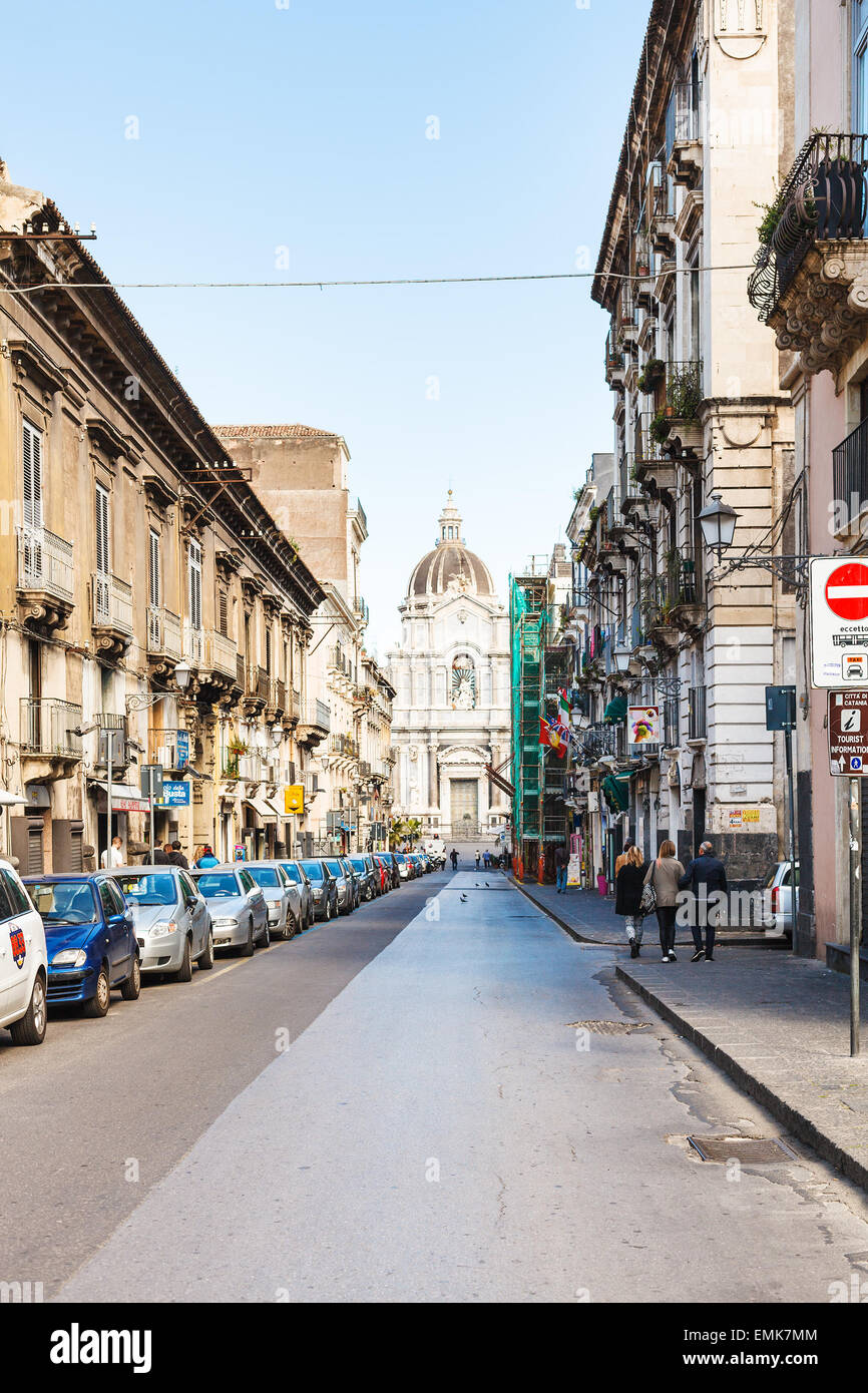 CATANIA, Italien - 5. April 2015: Menschen auf über Giuseppe Garibaldi und Kuppel der St. Agatha Cathedral in Catania, Sizilien, Italien. C Stockfoto