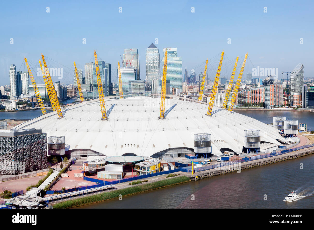 Die Kuppel, Millennium Dome, die O2 mit Canary Wharf Bankenviertel an der Themse, London, England, Vereinigtes Königreich Stockfoto