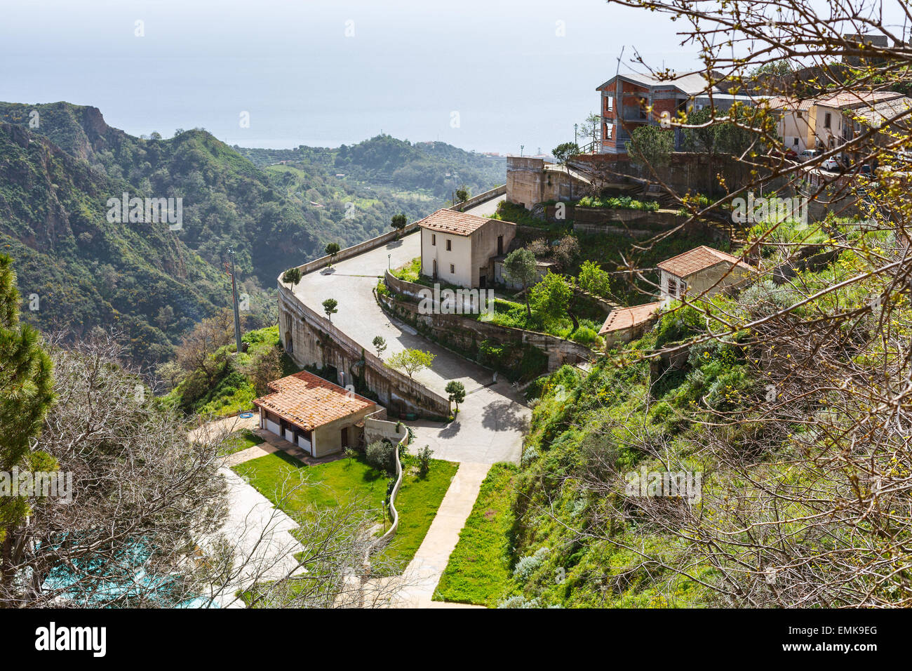 Häuser in Bergdorf Savoca in Sizilien und das Meer am Horizont, Italien Stockfoto