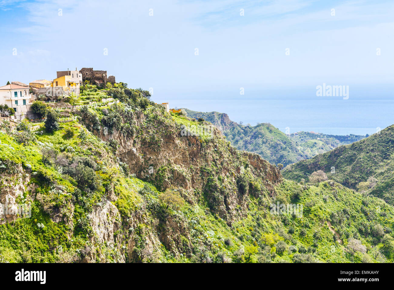 Bergdorf Savoca in Sizilien und das Meer am Horizont, Italien Stockfoto
