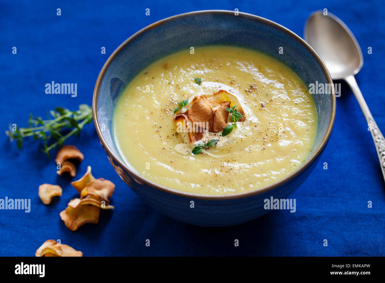 Pastinaken-Suppe mit Pastinaken-Chips Stockfoto