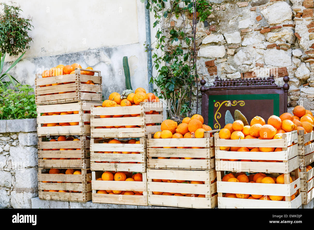 Frische Ernte von Orangen in Holzkisten auf einem Straßenmarkt in Taormina Stadt, Sizilien, Italien im Frühjahr Stockfoto