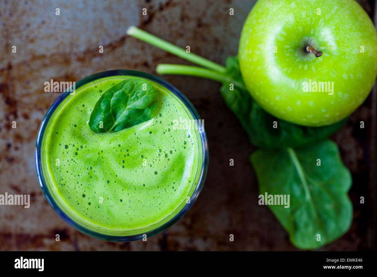 Grüner Saft mit Apfel, Brokkoli und Spinat Stockfoto