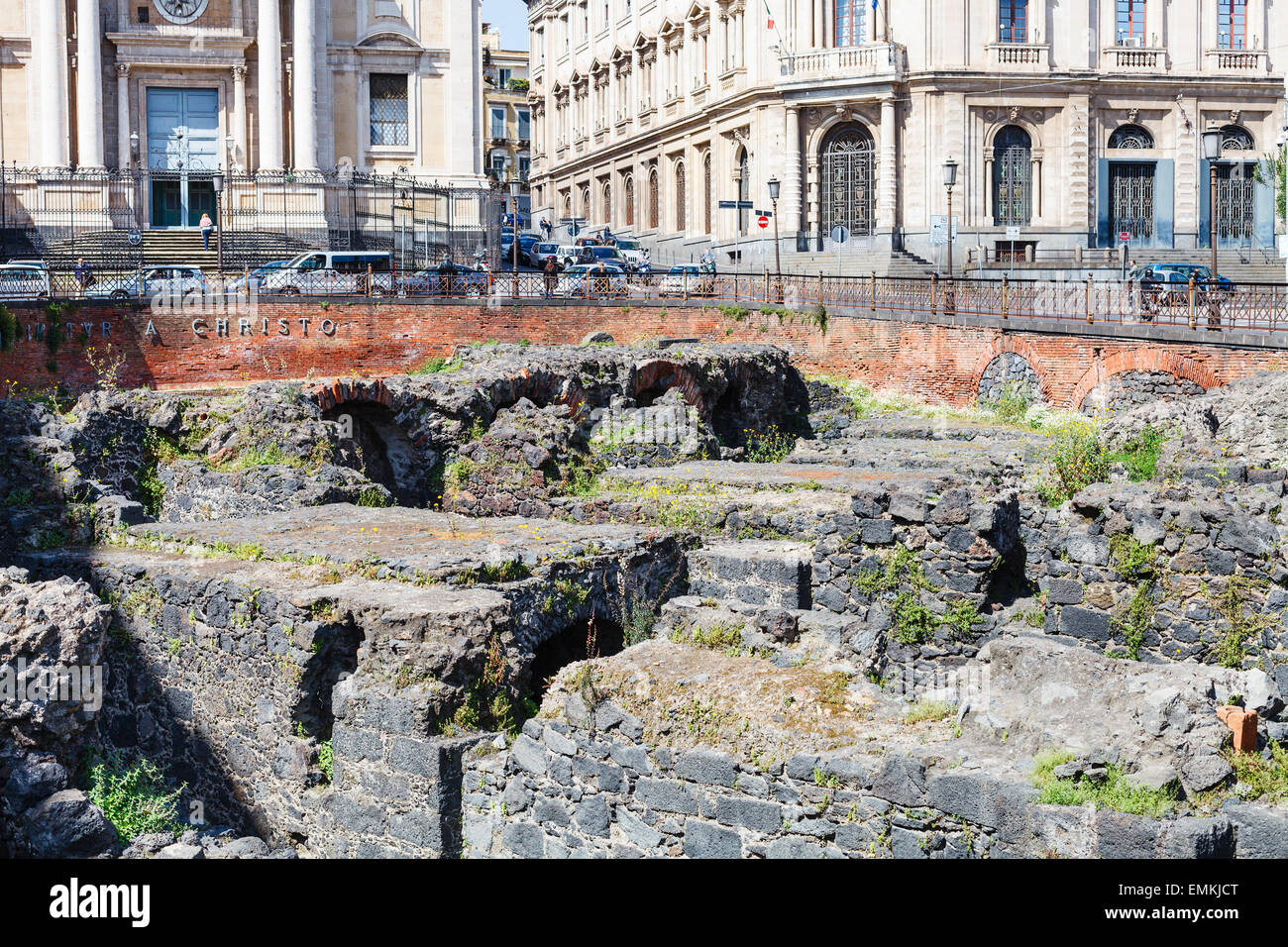 Antike römische Amphitheater (Anfiteatro Romano) und Kirche San Biagio in Piazza Stesicoro in Catania, Sizilien Stockfoto