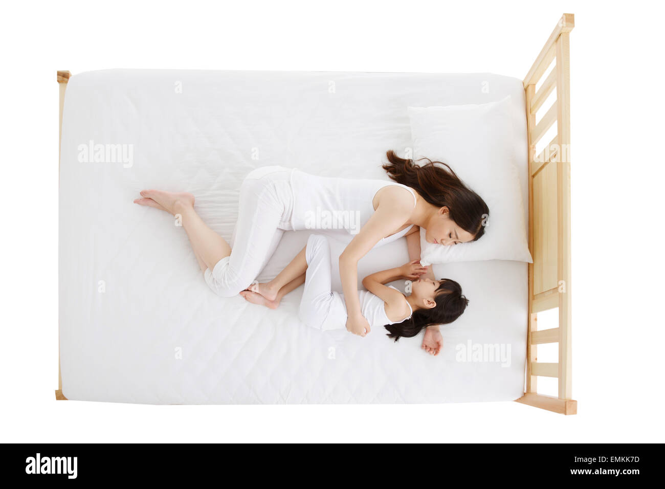 Mutter und Tochter im Bett im Schlafzimmer schlafen Stockfoto