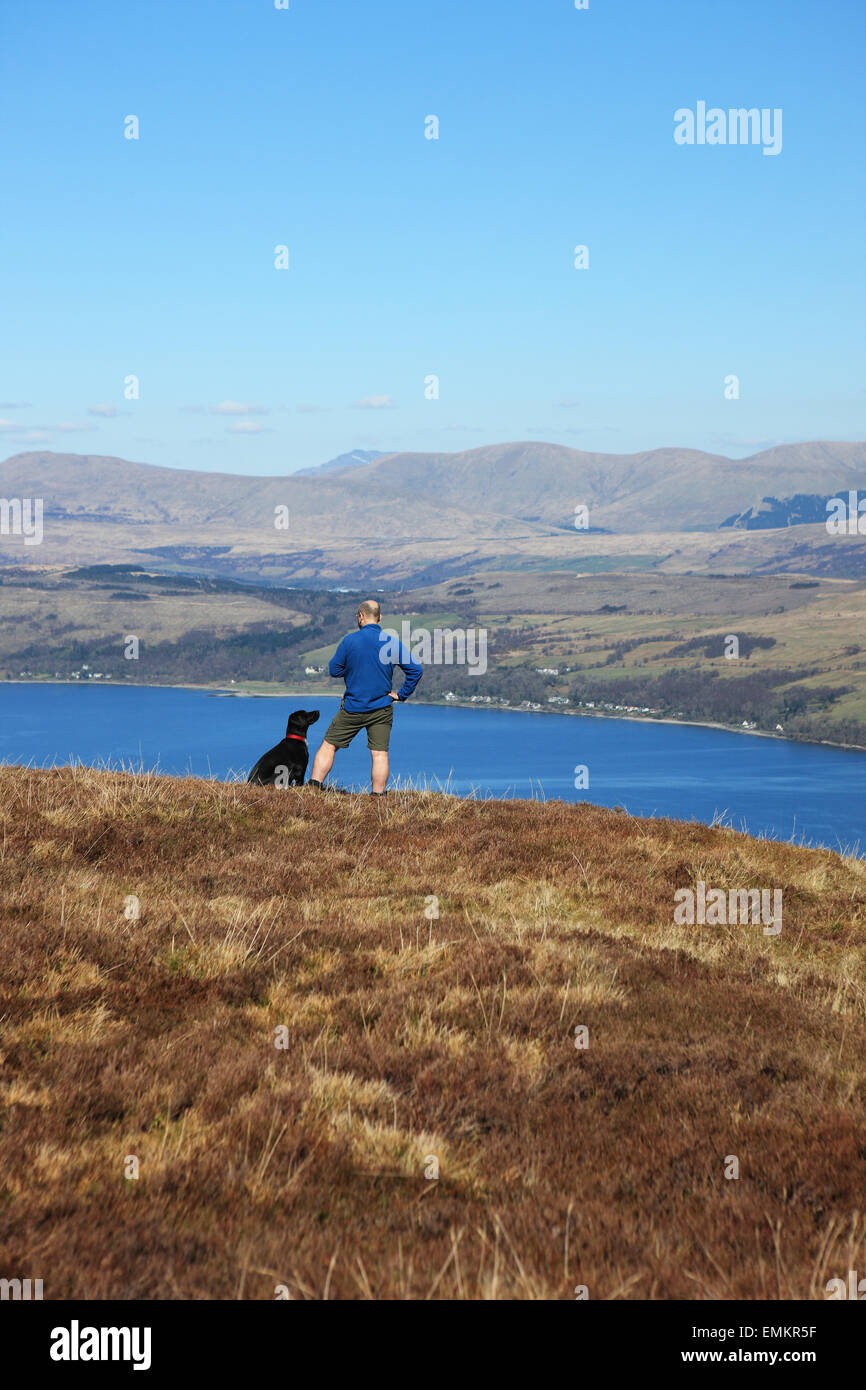 Mensch und Hund Blick auf Loch Long in Schottland von Strone Hügel in der Nähe von KIlmun Stockfoto