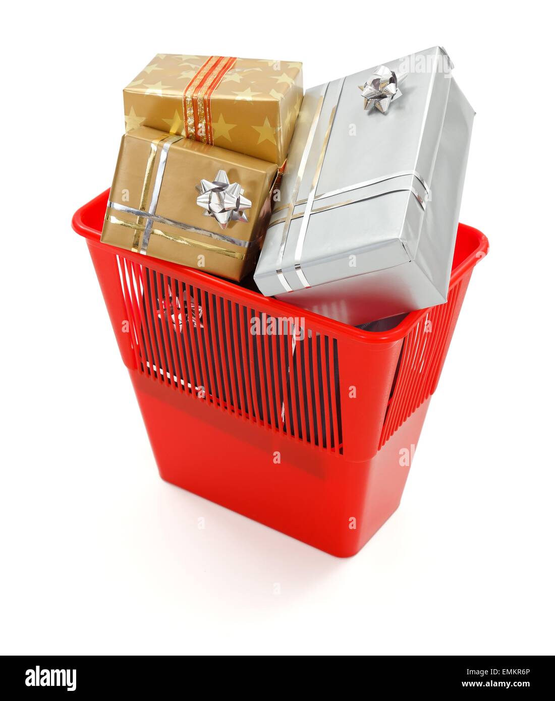 Rote Mülltonne voll von schönen Geschenkkartons Stockfoto