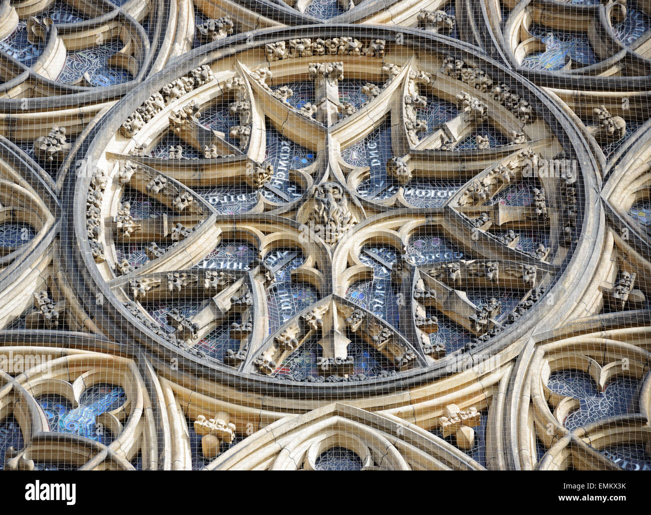 Close-up Außenansicht des mittleren Teils der berühmten Rose Buntglasfenster mit Maßwerk des geschnittenen Stein entworfen von Frantisek Kusel Stockfoto