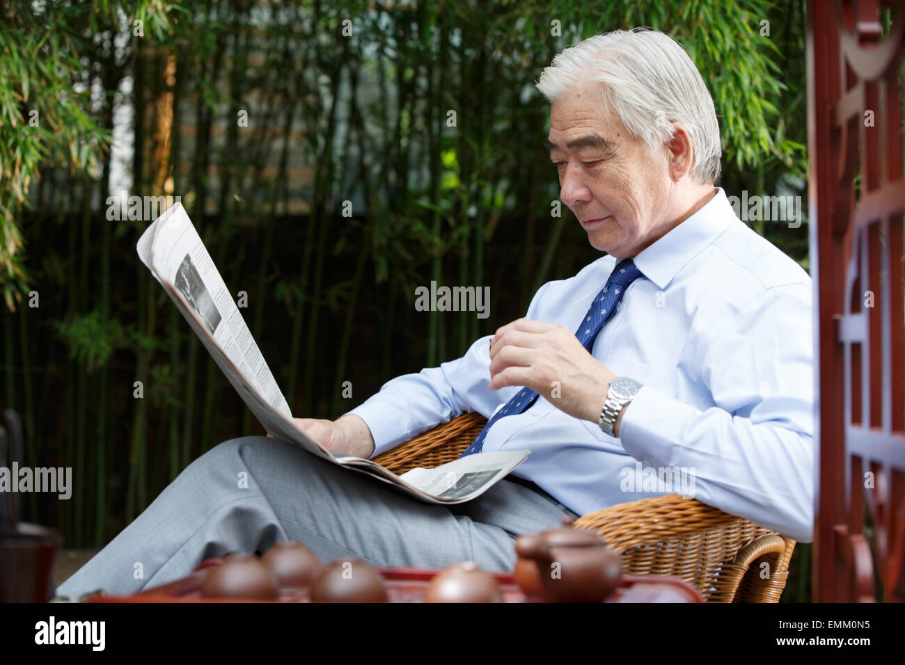 Ein erfolgreicher Mann liest eine Zeitung Stockfoto