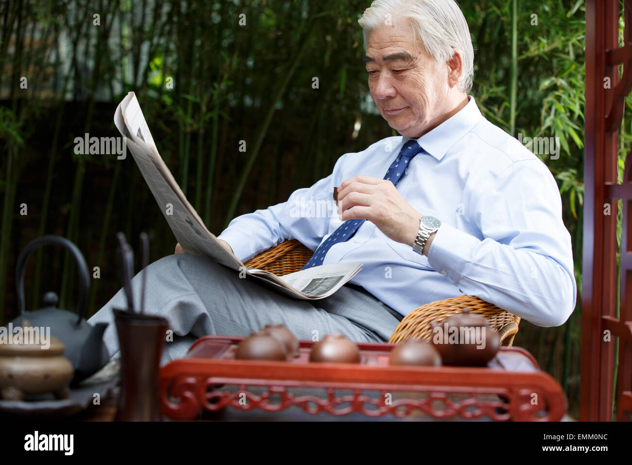 Ein erfolgreicher Mann liest eine Zeitung Stockfoto