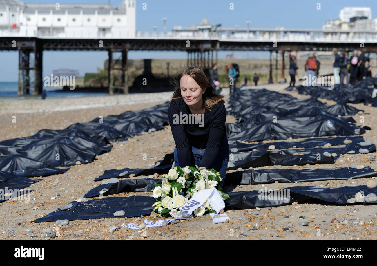 Brighton, UK. 22. April 2015. Sara Rydkvist von Amnesty legt einen Kranz von Leichensäcken auf Brighton Beach heute Morgen um die eskalierende Migranten Problem im Mittelmeer Kredit zu markieren: Simon Dack/Alamy Live News Stockfoto