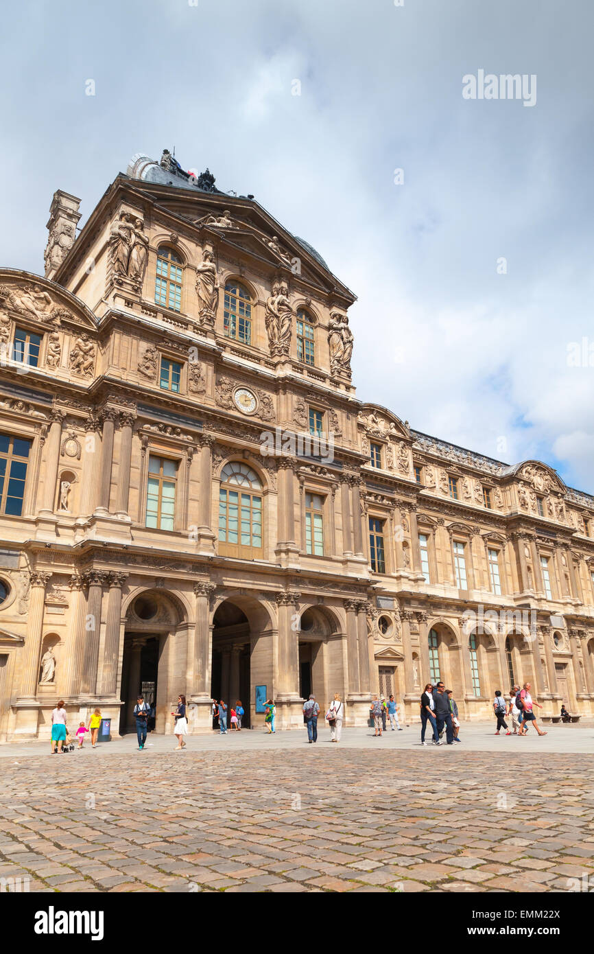 Paris, Frankreich - 9. August 2014: Innenhof und Fassade des Louvre Museums mit walking Touristen an einem Sommertag Stockfoto