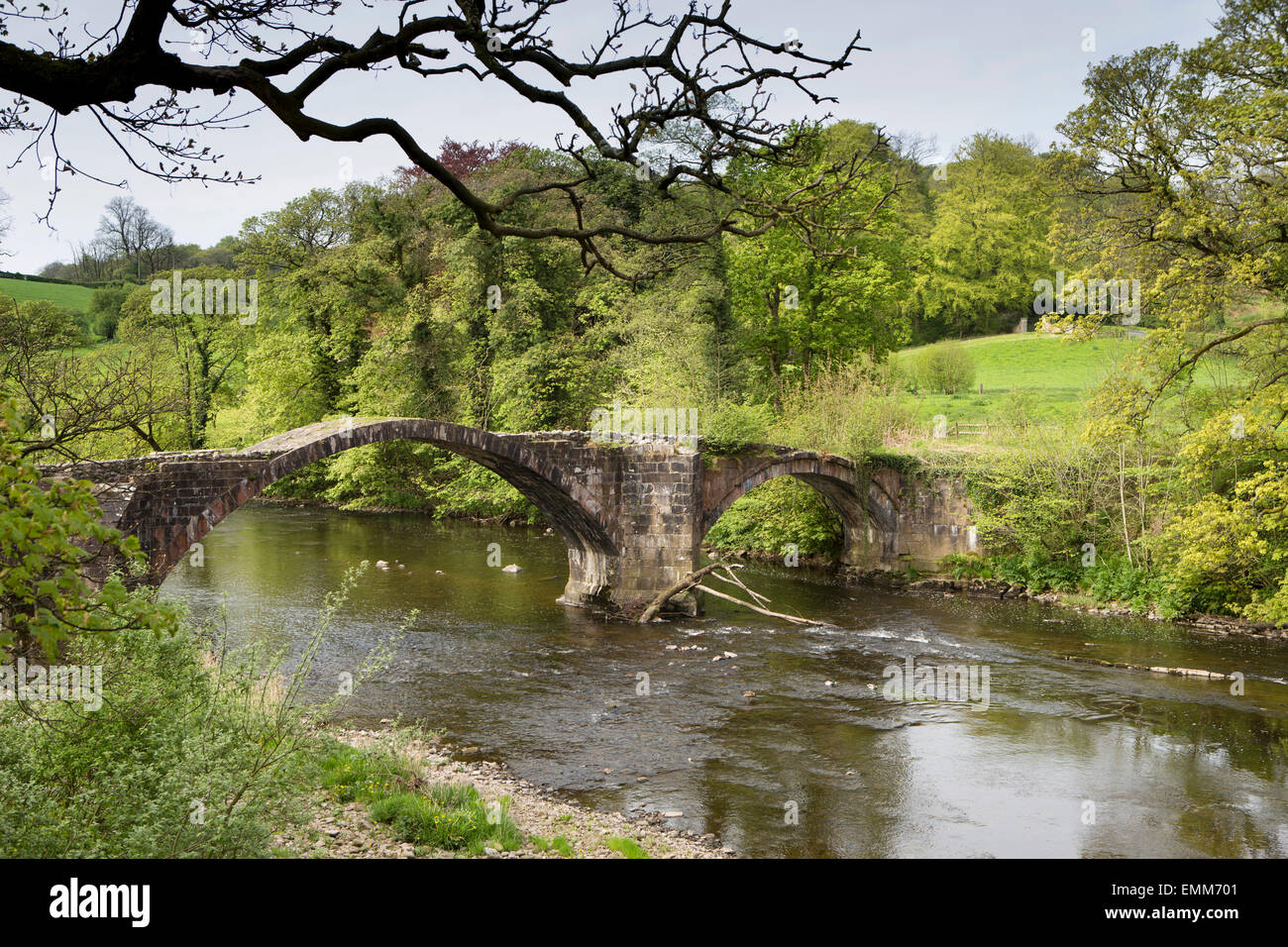 Großbritannien, England, Lancashire, Ribble Valley, Hurst Green, Ruinen von Cromwells Brücke über Fluß Hodder Stockfoto