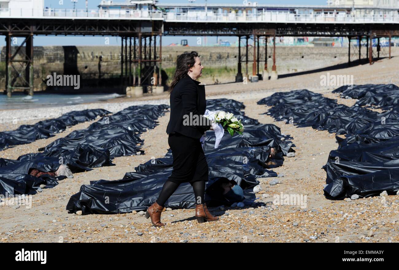 Brighton, UK. 22. April 2015. Kerry Moscogiuri unter Körper Taschen auf Brighton Beach heute Morgen auf die eskalierende Migranten Problem im Mittelmeer Kredit hinweisen: Simon Dack/Alamy Live News Stockfoto