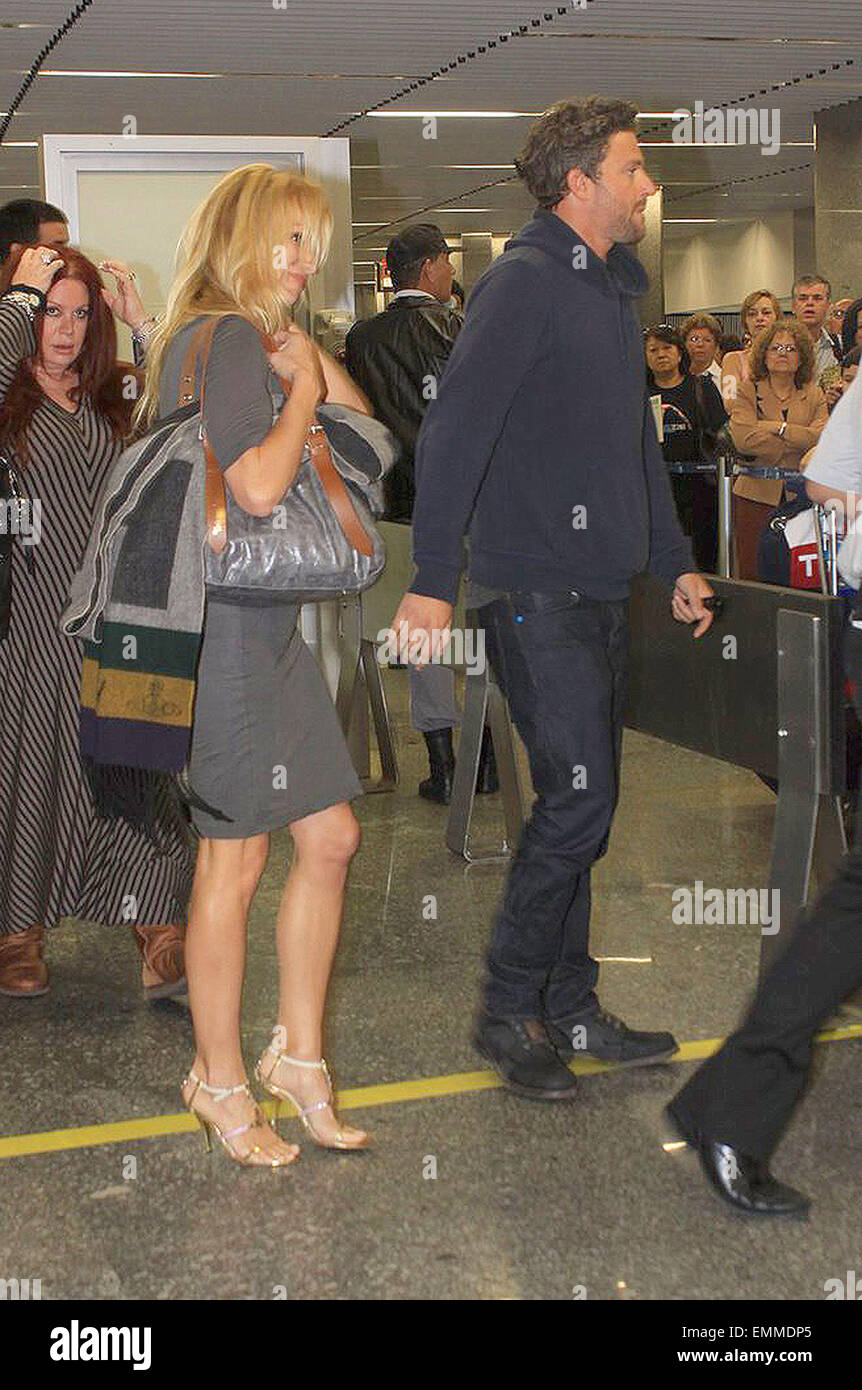 07 March 2011 Rio De Janeiro Pamela Anderson Kommt In Rio De Janeiro Flughafen Mit Einem Geheimnis Freund Vor Der Karneval In Brasilien Stockfotografie Alamy 2