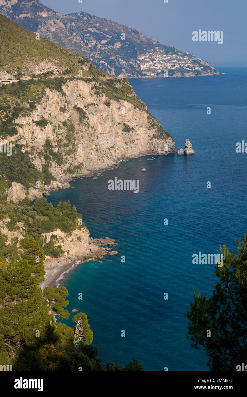 Amalfi-Küste in der Nähe von Positano mit der Stadt von Praiano darüber hinaus, Kampanien, Italien Stockfoto