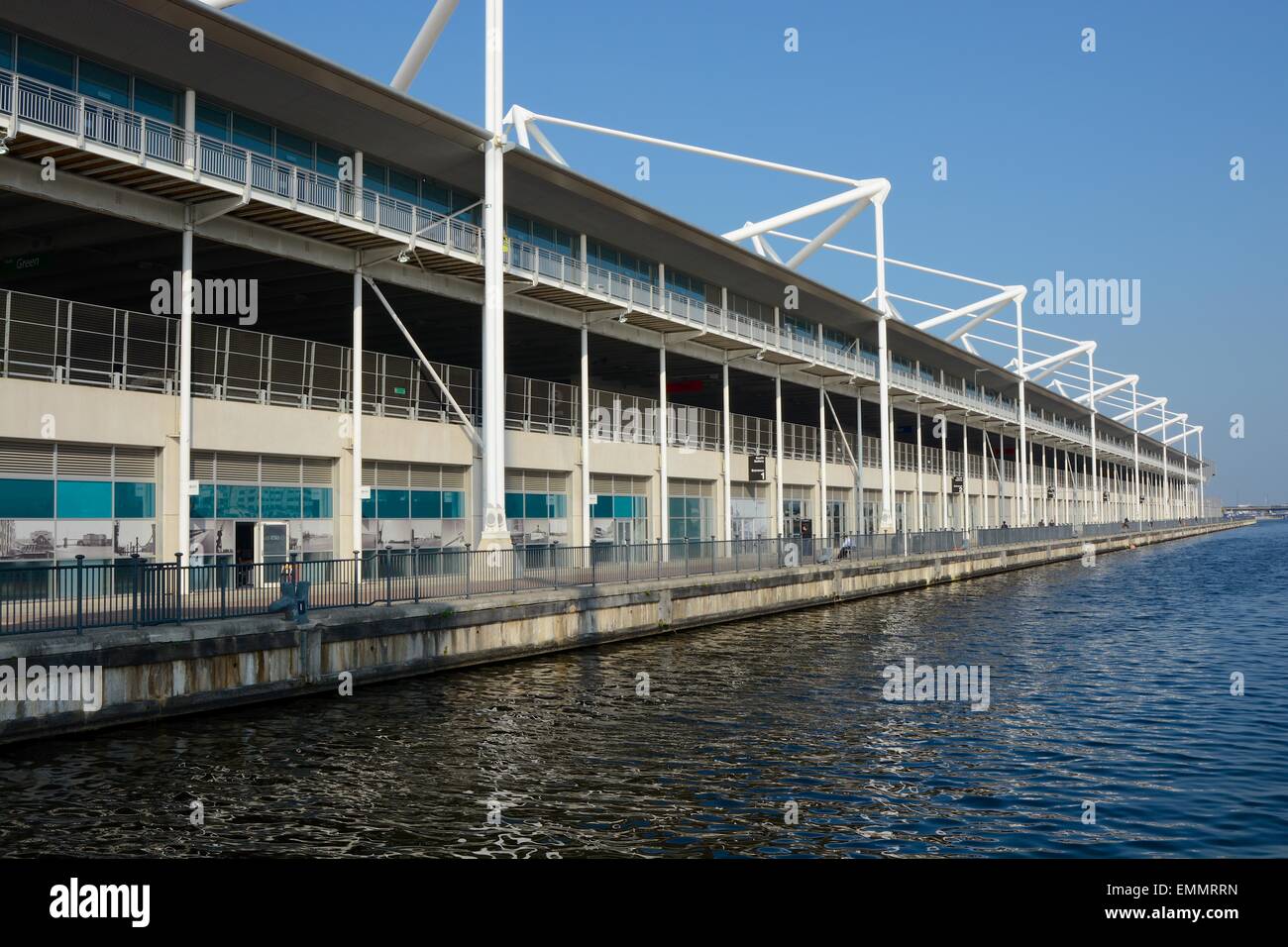 Der Excel-Conference and Exhibition Centre in Docklands, London, England. Mit Menschen. Stockfoto