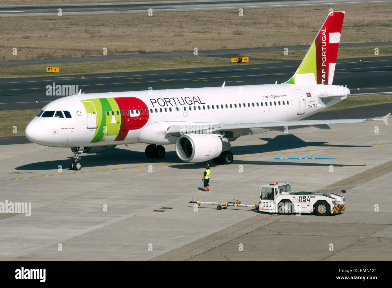 Tippen Sie auf Portugal Airlines Airbus A320, Düsseldorf, Deutschland. Stockfoto