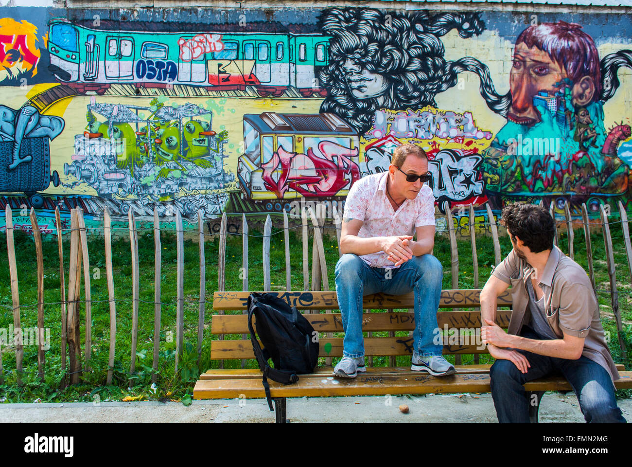 Montreuil, Frankreich, Männer sitzen auf der Parkbank, Urban Playground Park, Jean Le Bitoux, Pariser Vororte, mit Wall Street Art, Vorstadtmauern, seine saint denis, Männer sprechen mit Malerei Stockfoto