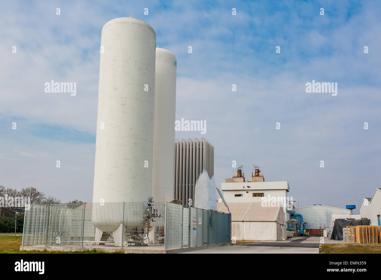 Flüssiger Sauerstoff-Anlage, Tanks und Wärme austauschen Spulen, den Hintergrund eine Fabrik Stockfoto