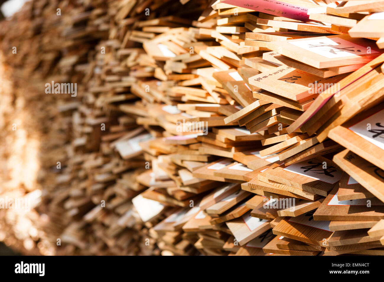 Kasuga Taisha Shrine in Nara, Japan. Tausende von Holztafeln, ema wünschen, Gebet, Boards, in massiven gesammelt Stapel bilden eine Wand. Stockfoto