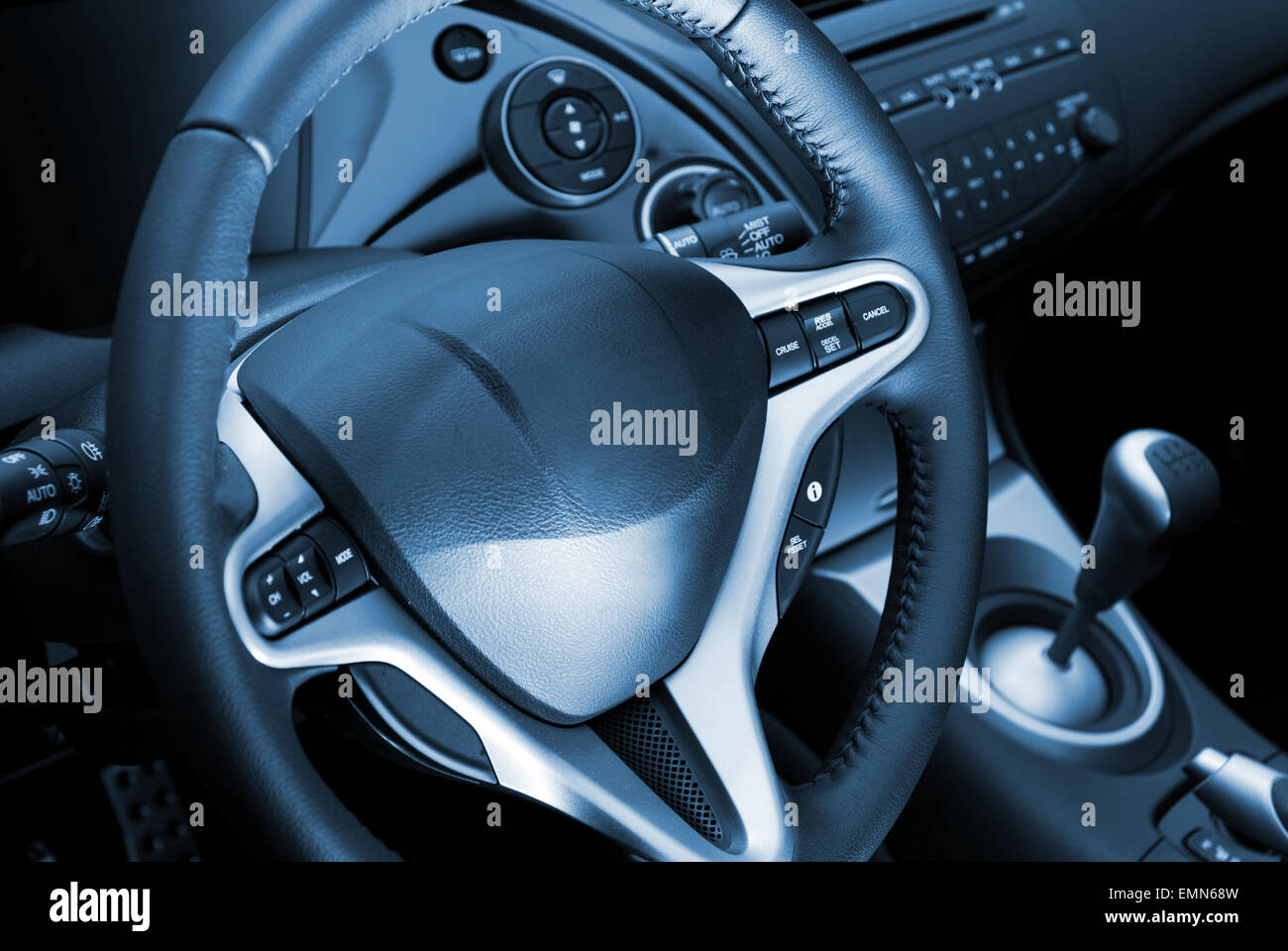 Auto-Innenausstattung in blau getönt Stockfotografie - Alamy