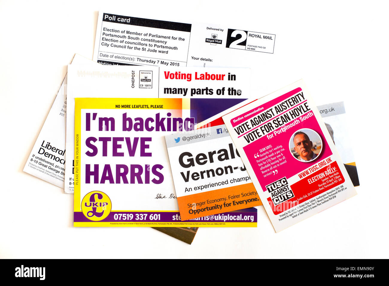 politische Partei Kampagne Flugblätter und Wahlkarte für die bevorstehenden Parlamentswahlen in Großbritannien Stockfoto