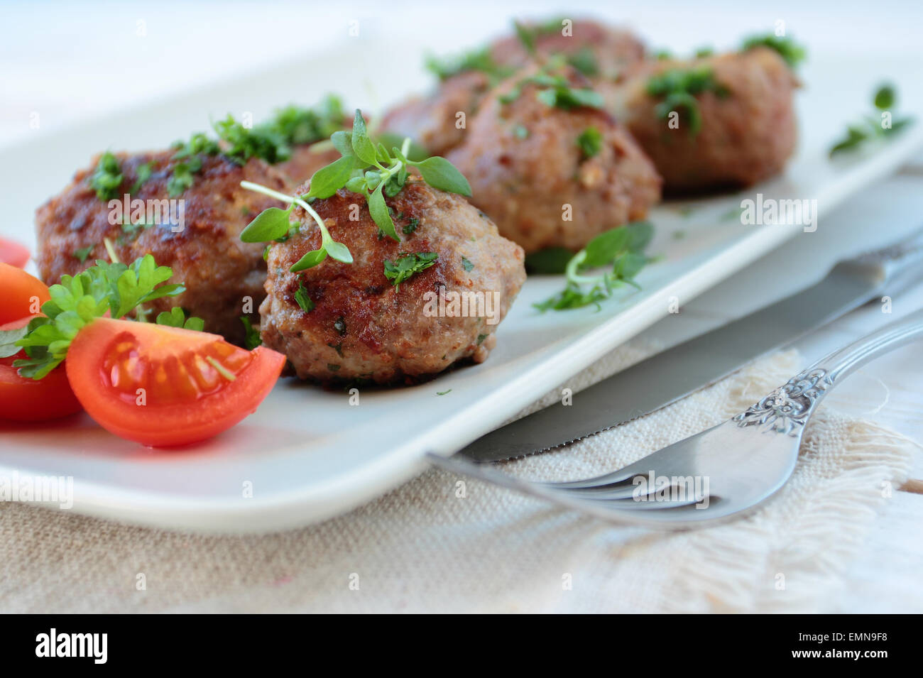 Gebratene Fleischbällchen mit frischer Petersilie und Kräutern Stockfoto