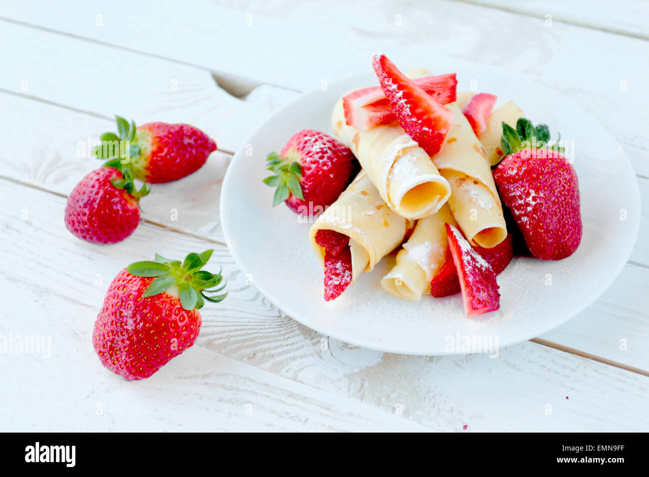 Pfannkuchen mit frischen Erdbeeren Obst und Puderzucker Stockfoto