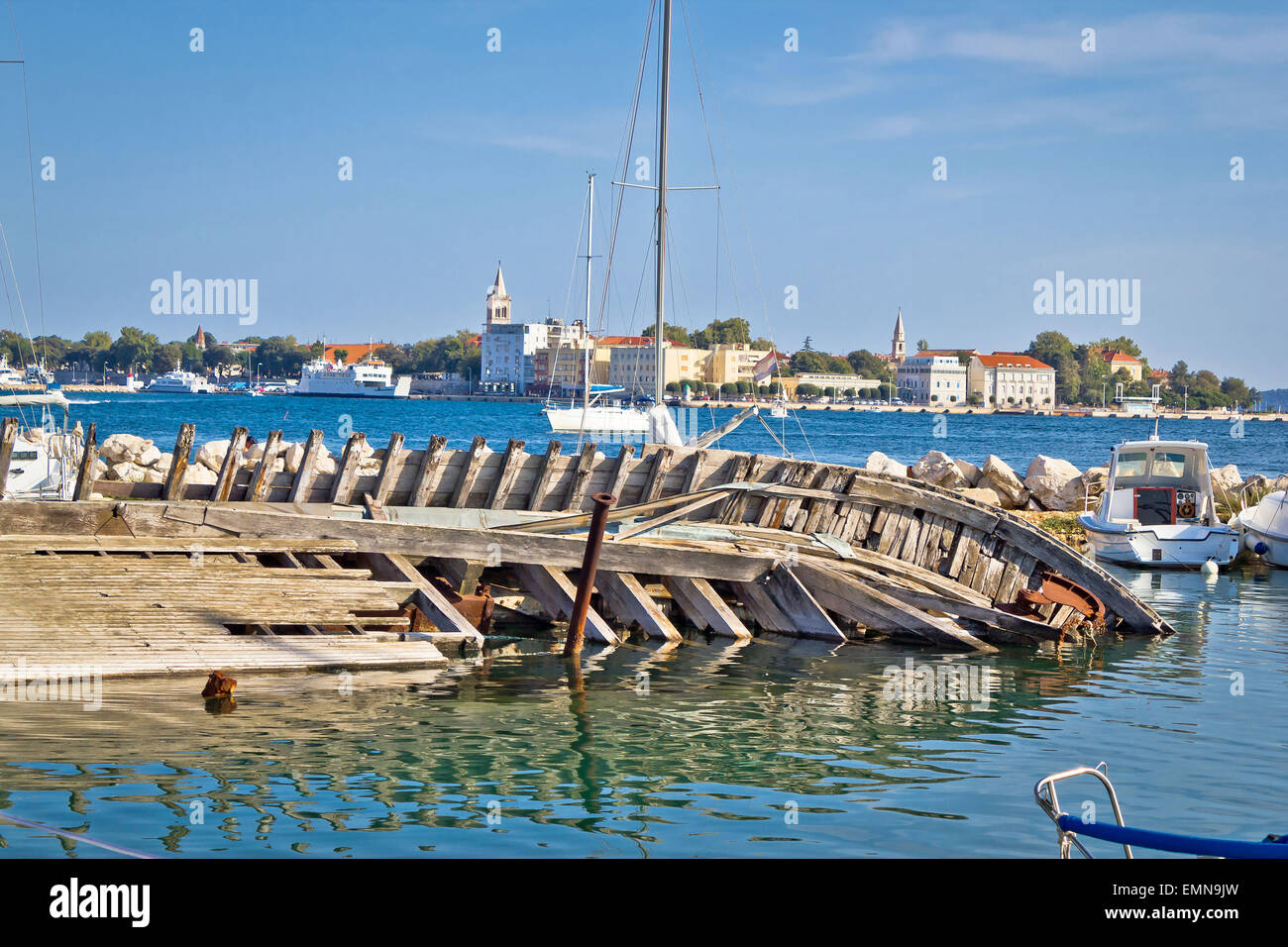 Altes versenkt Holzschiff im Hafen von Zadar, Dalmatien, Kroatien Stockfoto