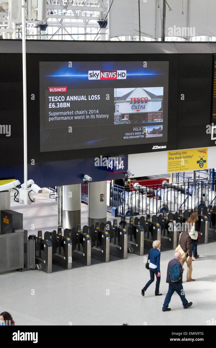 London UK. 22. April 2015. Passagiere zu Fuß unter einem riesigen elektronischen Brett an der Waterloo Station blinkt die Nachricht, dass Tesco-Supermarkt einen £6 .3billion Unternehmen Verlust angekündigt hatte das Schlimmste in der Geschichte Credit: Amer Ghazzal/Alamy Live-Nachrichten Stockfoto